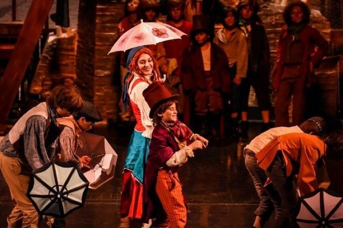 نسخه جدید این تئاتر موزیکال با طراحی نوین و بر اساس اقتباس لیونل بارت، بار دیگر با استقبال گسترده مواجه شده است.