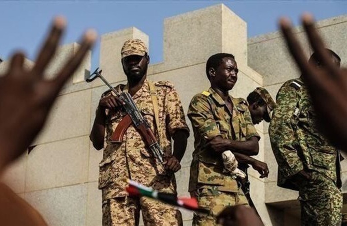 منابع خبری از شنیده شدن صدای تیراندازی در نزدیکی کاخ ریاست جمهوری در گینه بیسائو و بازداشت رئیس جمهور این کشور در قالب «کودتا» خبر دادند.