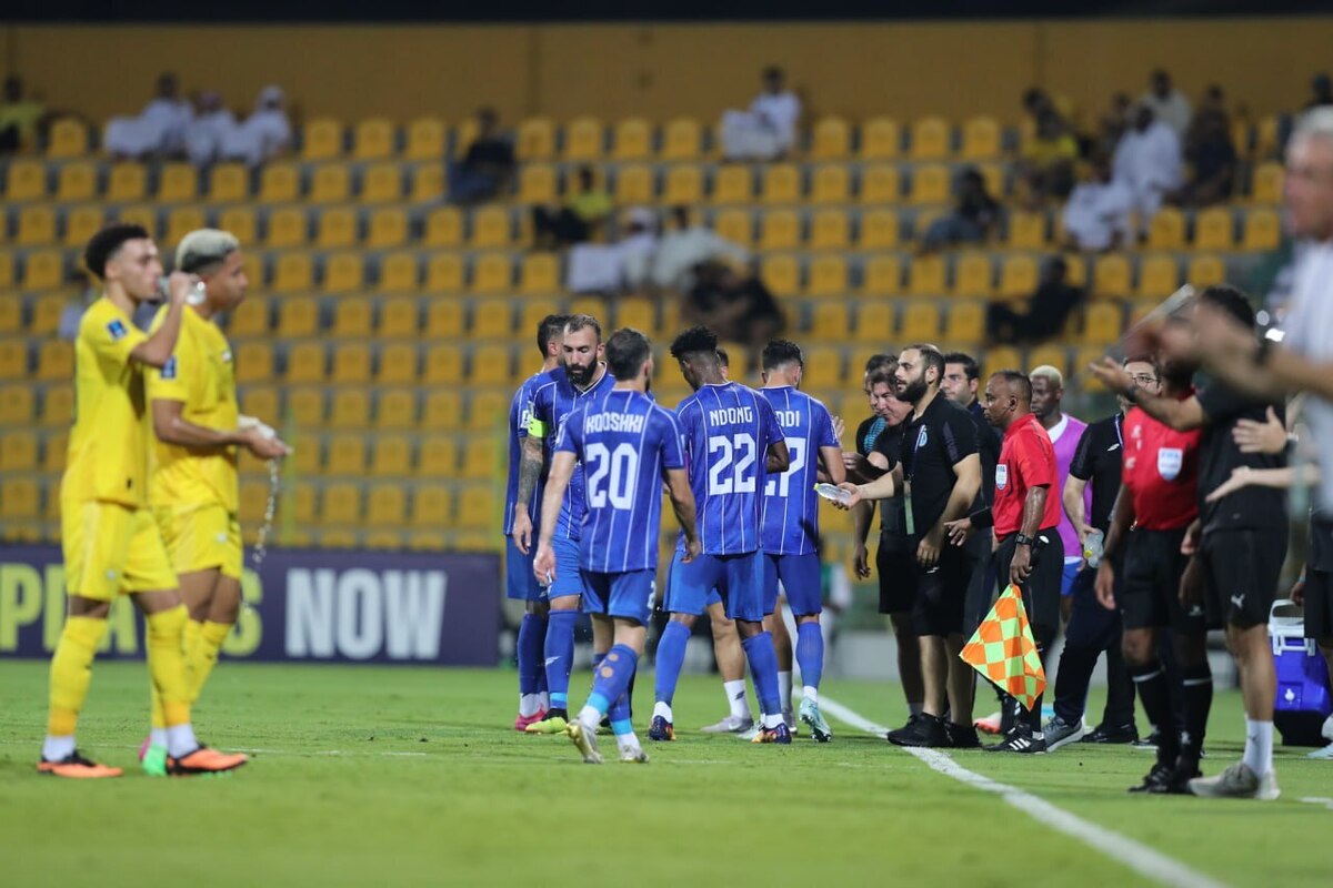 بازی تیم های استقلال و الوصل لحظاتی قبل به پایان رسید.