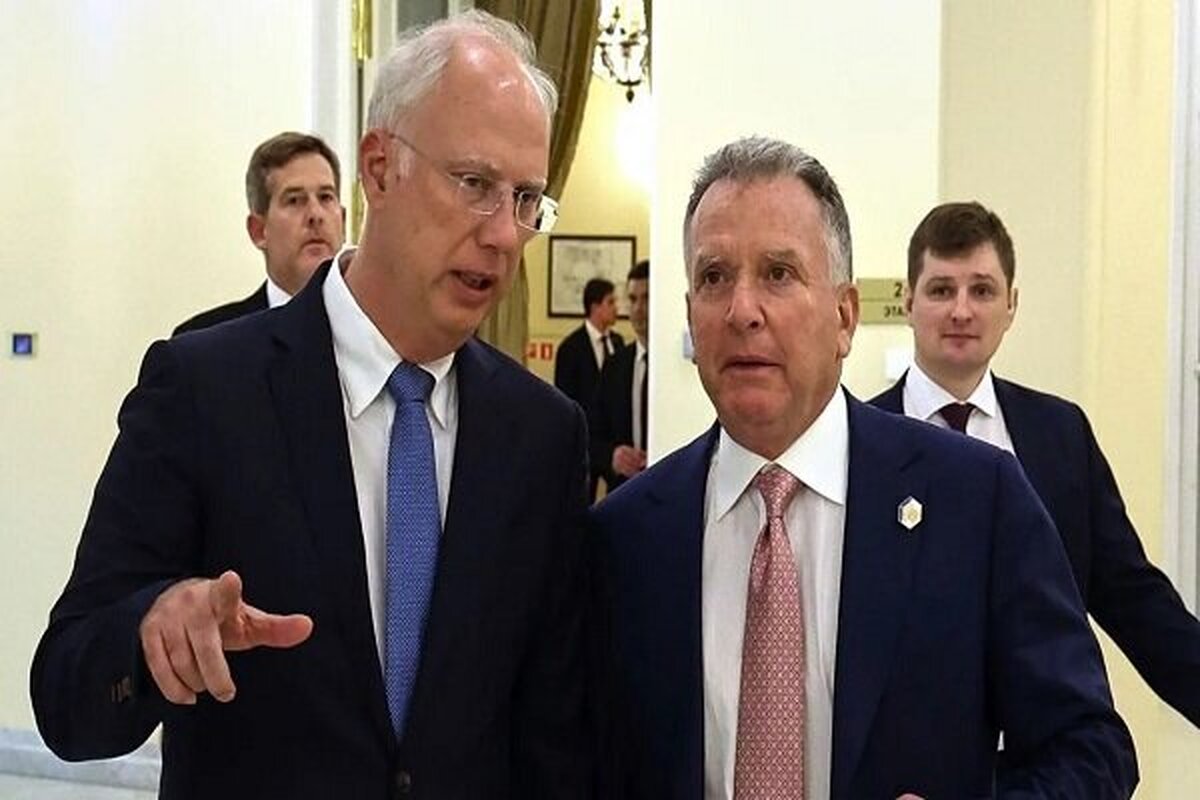 رسانه‌ها فاش کردند که فرستاده ویژه رئیس جمهور آمریکا در مکالمه‌ای به مشاور پوتین گفته بود: از ترامپ تعریف کنید و او را مرد صلح بنامید.