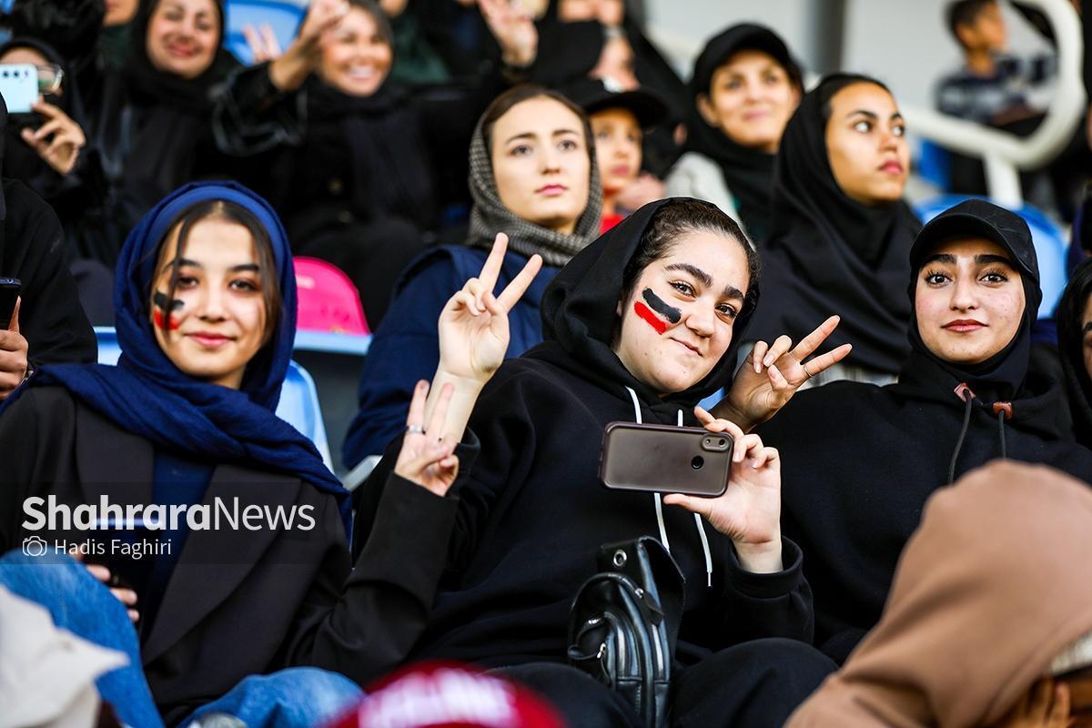روزی متفاوت در فوتبال مشهد | سکوهایی که بالاخره به روی بانوان باز شد
