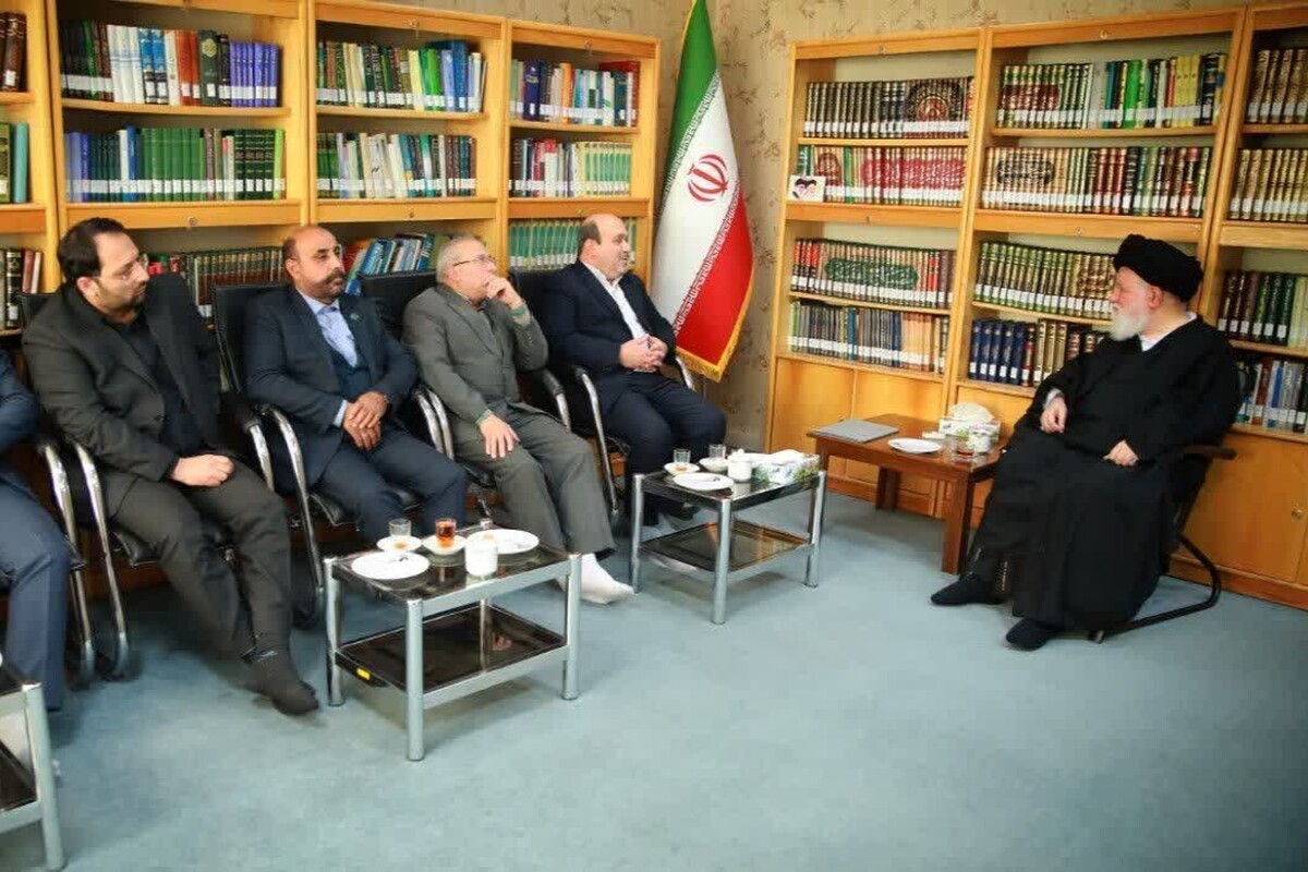 نماینده ولی فقیه در خراسان رضوی با اشاره به افزایش مشکلات حقوقی و زندانی شدن افراد به دلیل اختلافات ناشی از قولنامه، با انتقاد از اعتباردهی قضایی به این نوشته‌های غیررسمی تأکید کرد که قولنامه در اصل تنها یک توافق ابتدایی است و نه سند قطعی فروش؛ اما همین تلقی نادرست موجب شده است انسان‌های مفید جامعه به‌خاطر یک الزام اداری یا اقدام غیرشرعی با خسارت‌های سنگین روبه‌رو شوند، در حالی که اصلاح این رویه ساده و بی‌نیاز از قانون‌گذاری است.