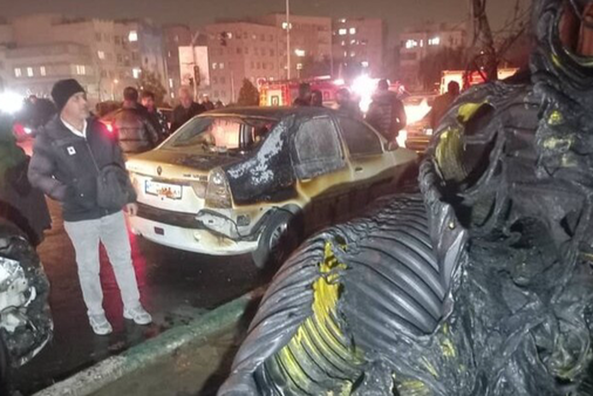 سخنگوی آتش نشانی شهر تهران گفت: آتش‌سوزی لوله‌های پلی‌اتیلن کنار خیابان در بزرگراه یادگار، با خسارت به چند خودرو و سقف منازل ویلایی، بدون تلفات جانی مهار شد.