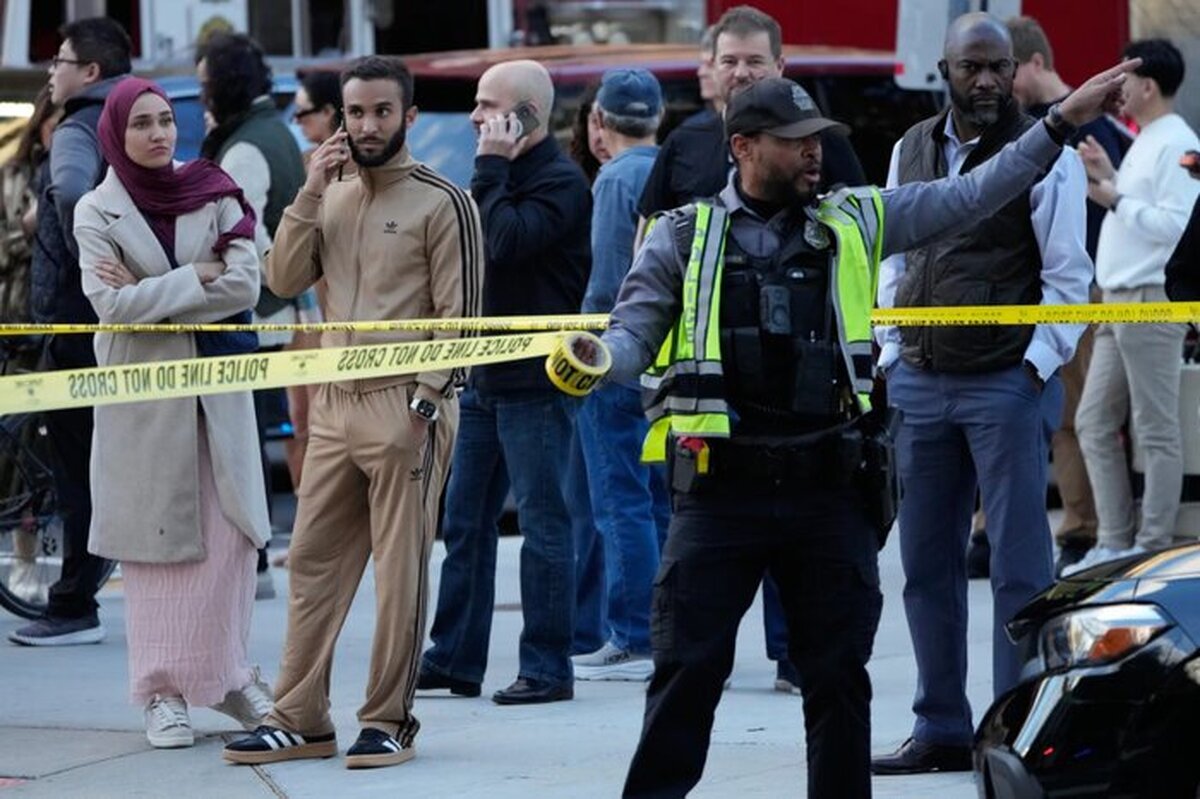 رسانه‌های آمریکایی اعلام کردند، دو نظامی گارد ملی آمریکا در نزدیکی کاخ سفید مورد اصابت گلوله قرار گرفتند و وضعیت آنها هنوز مشخص نیست.