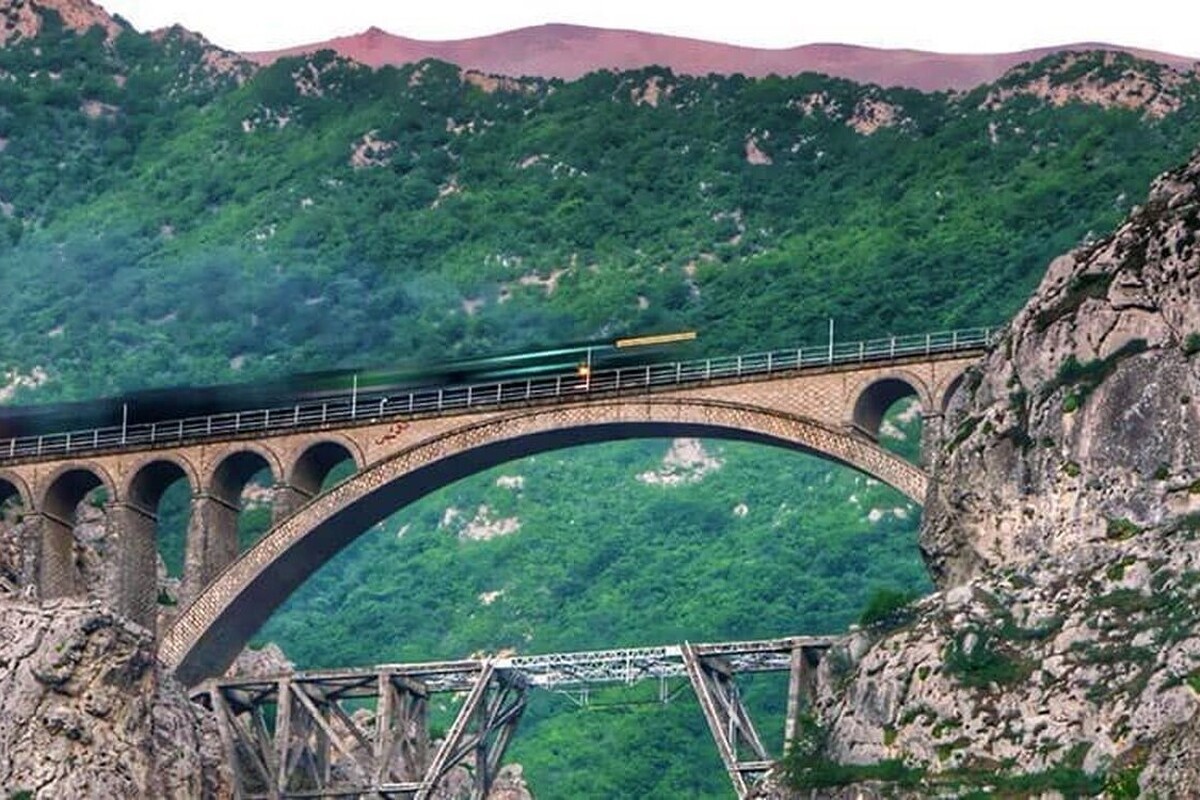 ویدئویی از گذرگاه پرهیجان سوادکوه؛ جایی که قطار و خودرو چشم‌ در چشم می‌شوند را مشاهده می‌کنید.