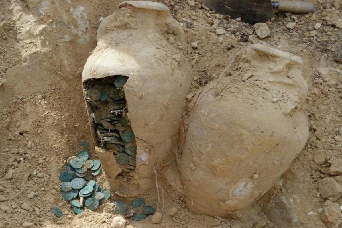 مدیر روابط عمومی اداره‌کل میراث فرهنگی، صنایع دستی و گردشگری با رد خبر کشف گنجینه توسط چوپان مشهدی، انتشار هرگونه اطلاعاتی درباره جزئیات این موضوع را تکذیب کرد.