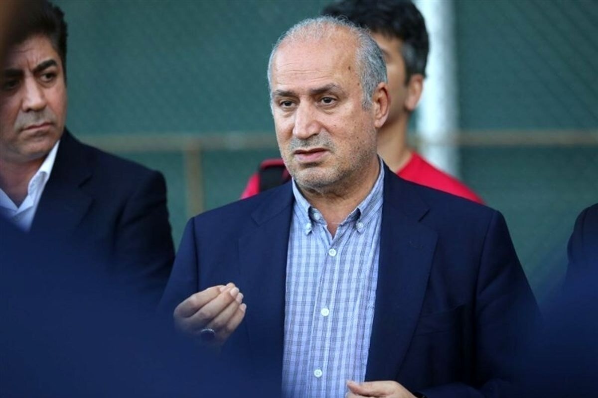 سوالی که وجود دارد این است که چرا رئیس فدراسیون فوتبال بعد از صادر نشدن ویزای سفرش به آمریکا کل کاروان را از سفر منع کرده است؟ آیا این استراتژی صحیح است؟