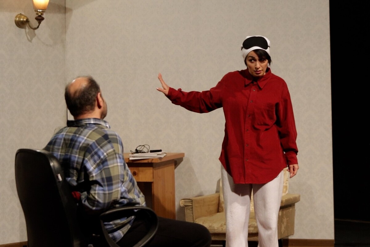 کافه‌شهر| گفت‌و‌گو با احسان خزاعی کارگردان تئاتر | درمان خانگی، نمایشی درباره مشکلات خانوادگی