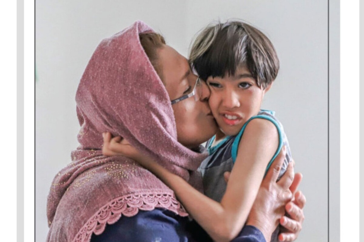 برای بسیاری از مادران، مراقبت از کودک معلول یک وظیفه نیست؛ تمام زندگی است. شرایطی که با فشار‌های روانی، هزینه‌های سنگین و فرسایش بی‌پایان همراه است، اما ایستادگی و مهر مادرانه، هر روز آن را معنا می‌بخشد. این گزارش تصویری نزدیک از دنیای پنهان مادرانی است که قهرمانانه تاب می‌آورند.