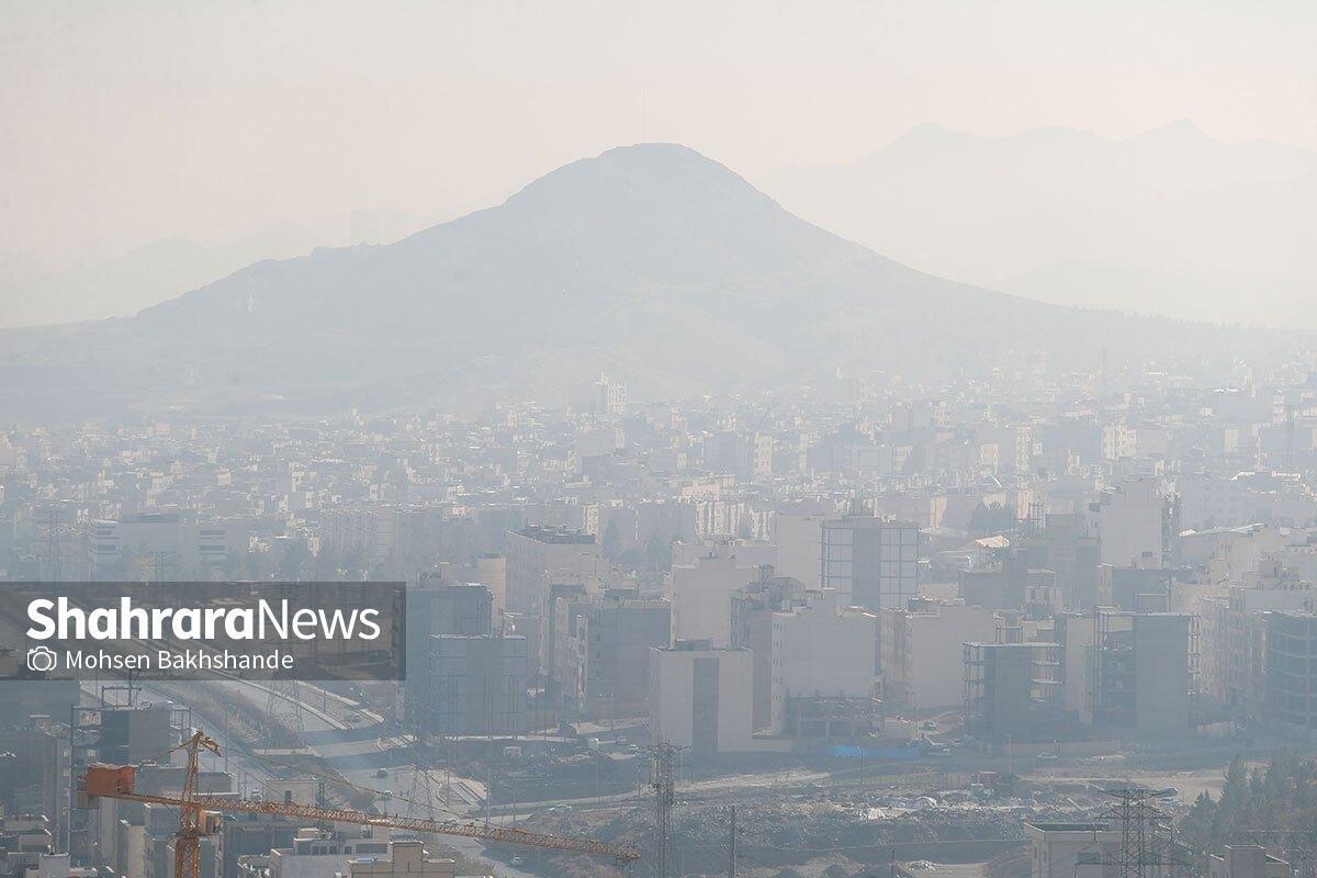 آلودگی هوای مشهد ناشی از تداوم پایداری جوی در منطقه، مصرف افسارگسیخته سوخت‌های فسیلی در بخش‌های صنعتی، نیروگاهی و نیز حجم بالای ترافیک شهری است.