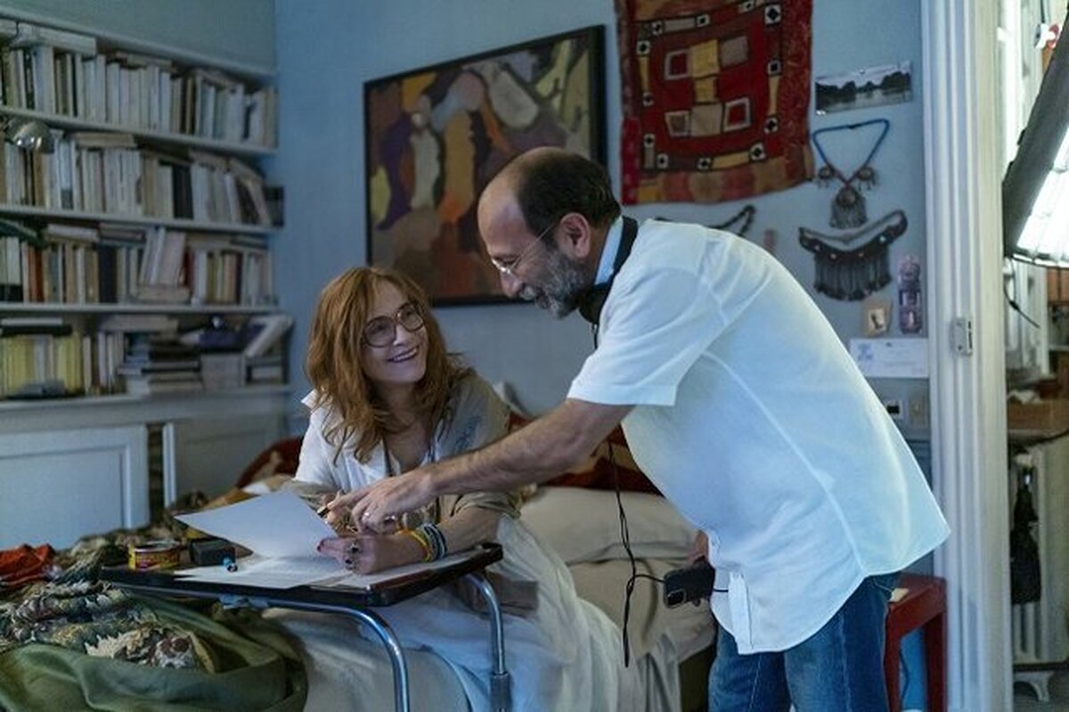 نخستین اطلاعات غیررسمی درباره «داستان‌های موازی»، فیلم جدید اصغر فرهادی، طی روز‌های اخیر از طریق شبکه تلویزیونی BFM و فضای مجازی در فرانسه منتشر شده است.