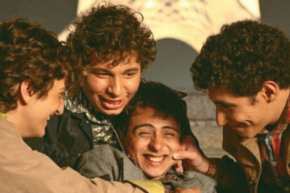 در دورانی که سینمای کمدی با رویکردی تجاری در گیشه یکه تازی می‌کند و خنده‌های لحظه‌ای، جای تفکر و پرسشگری را گرفته است، محمود کریمی با «بچه مردم» مخاطب را به ضیافت سینمایی متفاوتی دعوت می‌کند.