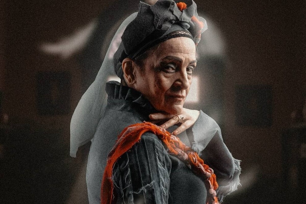 نمایش «هم این، هم آن» به کارگردانی سهند خیرآبادی با بازیگری گلاب آدینه، از امشب (پنج‌شنبه، ۶ آذر ۱۴۰۴) در سالن‌های تئاتر مشهد به اجرا در می‌آید. درباره این تجربه با کارگردان این اثر گفت‌وگو کردیم.