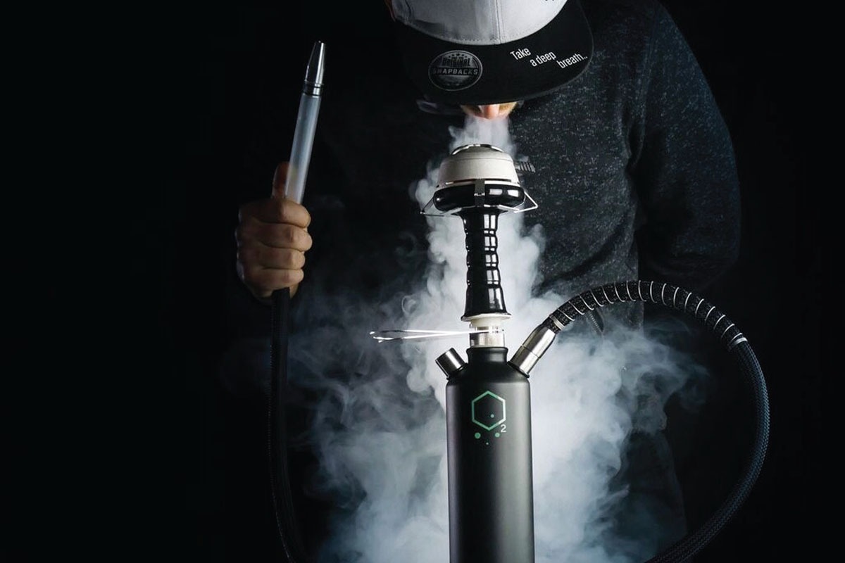 آن‌چیزی که ما آن را با نام قلیان پاک یا اکسیژن می‌شناسیم، برخلاف تصور عامه، ماده استنشاقی آن نه‌تنها اکسیژن خالص نیست، بلکه ترکیبی از اکسیژن با گاز نیتروزاکساید (N2O) است.