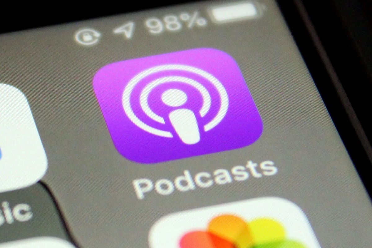 یک خبرنگار و کارشناس مطرح امنیت سایبری نسبت به رفتار عجیب اپلیکیشن Apple Podcasts هشدار داده است. رفتاری که شامل باز شدن خودبه‌خودی برنامه روی iOS و macOS و نمایش لینکی با پتانسیل مخرب است.