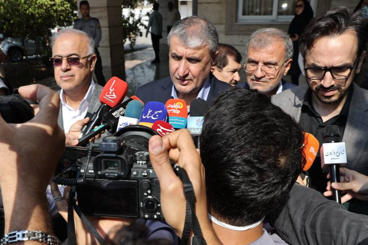 معاون رییس‌جمهور و رییس سازمان انرژی اتمی ایران گفت: مسیر انتخابی ایران در حوزه صنعت هسته‌ای، مسیری بی‌انت‌ها از فناوری‌های نوین است که به معنای واقعی کلمه برای شکوفایی جامعه اثربخش است و می‌تواند پیشتازی یک ملت را رقم بزند. کشور‌های غربی نمی‌خواهند کشوری مانند ایران چنین ظرفیتی را به‌طور درون‌زا در اختیار داشته باشد.