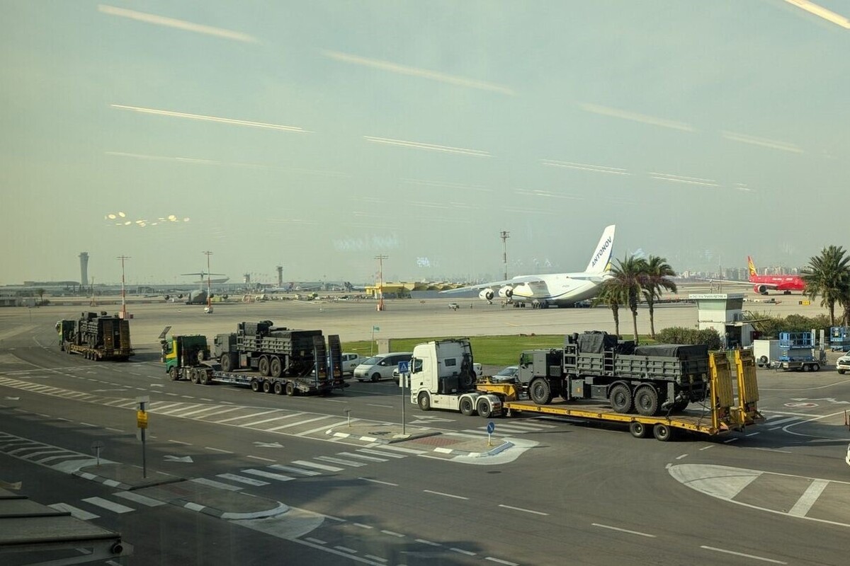 یک رسانه صهیونیستی خبر داد که یک هواپیمای باری حامل خودروهای نظامی آمریکایی مملو از تجهیزات نظامی، از مبدا امارات در سرزمین‌های اشغالی فرود آمد.