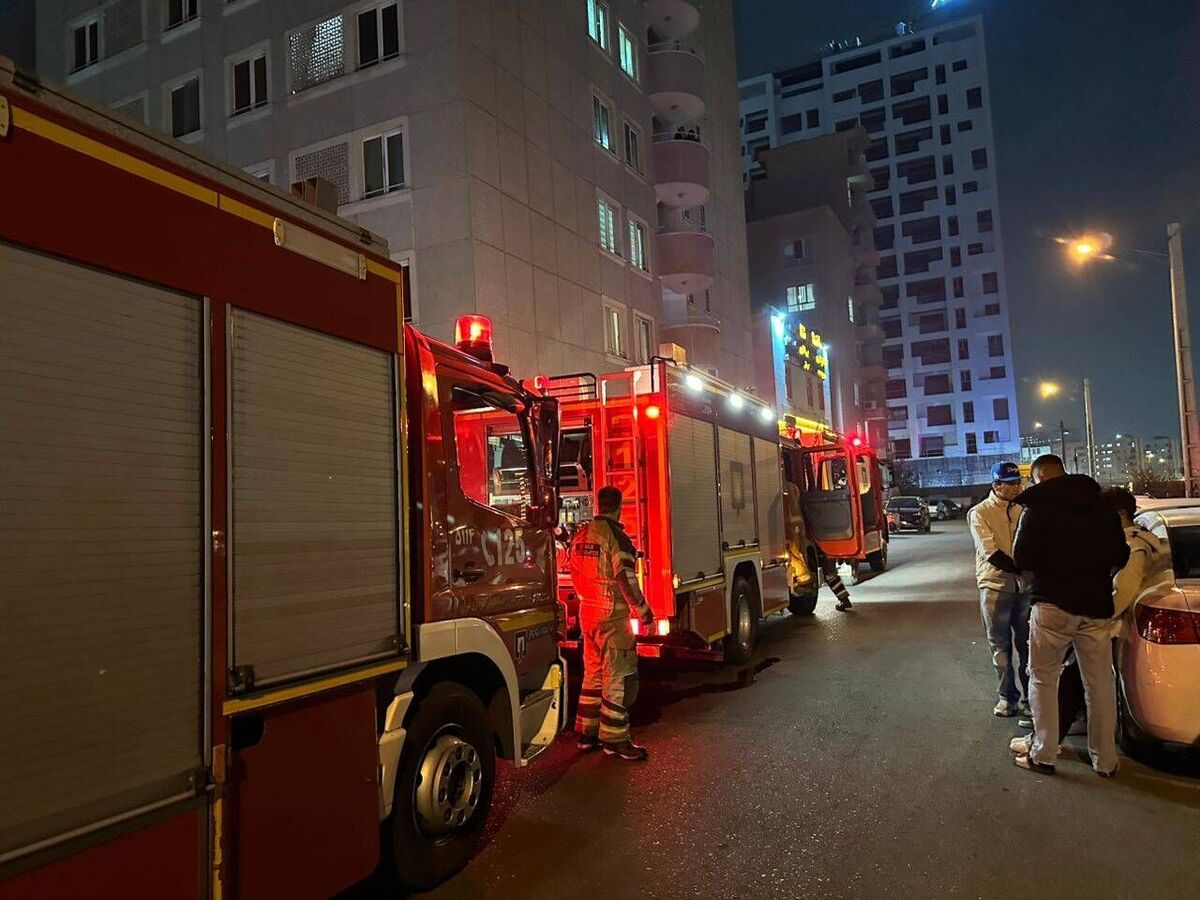 سخنگوی سازمان آتش‌نشانی و خدمات ایمنی شهرداری تهران از آتش‌سوزی یک مجتمع مسکونی ۵۴  واحدی در شهرک راه‌آهن خبر داد و گفت: این حادثه ۲۰ نجات یافته داشت.