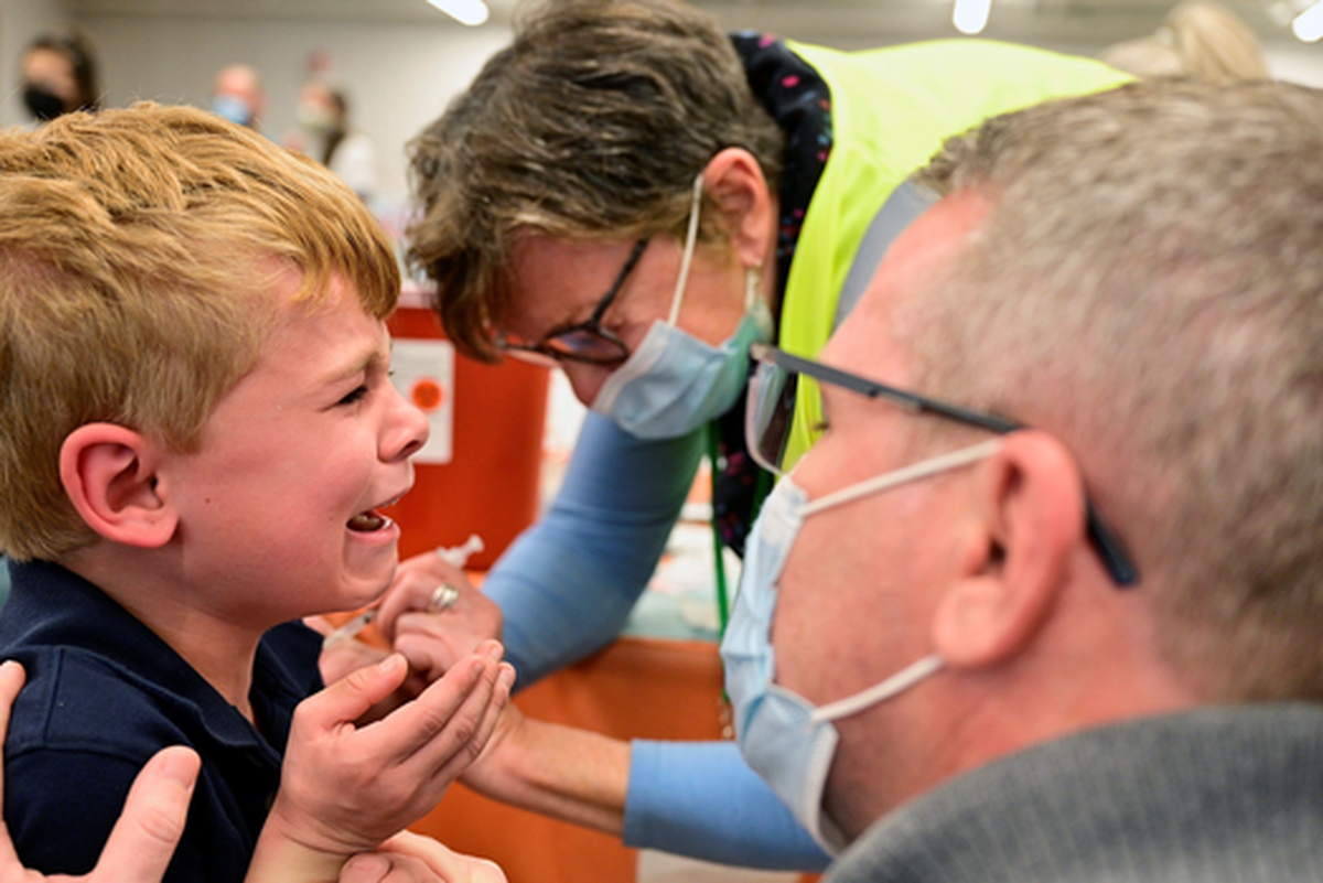 نیویورک تایمز یادداشتی از مدیر بخش واکسن سازمان غذا و داروی آمریکا منتشر کرده که او اعتراف می‌کند حداقل ۱۰ کودک پس از دریافت واکسن کرونای آمریکایی جان خود را ازدست‌داده‌اند.