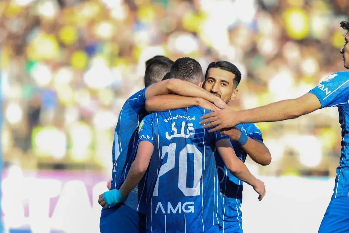 سرمربی تیم فوتبال استقلال ۱۱ بازیکن اصلی تیمش برای جدال با فولاد را اعلام کرد.