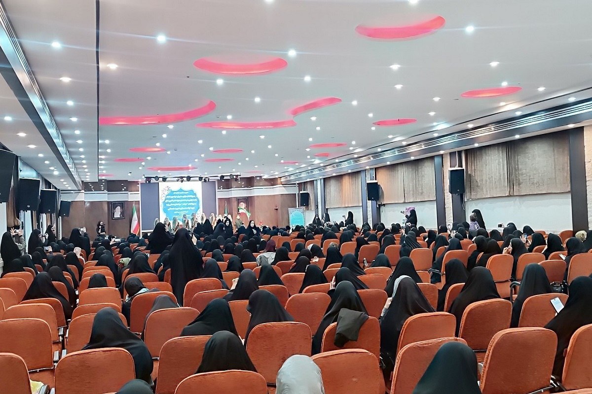 نخستین دوره توانمندسازی بانوان و مدیران کانون‌های بسیج خواهران اقشار سراسر کشور، عصر امروز با حضور رئیس مرکز هم‌اندیشی راهبردی سازمان بسیج مستضعفین، مسئول بسیج جامعه زنان کشور و فرماندهان پایگاه‌های خواهران سراسر کشور برگزار شد.