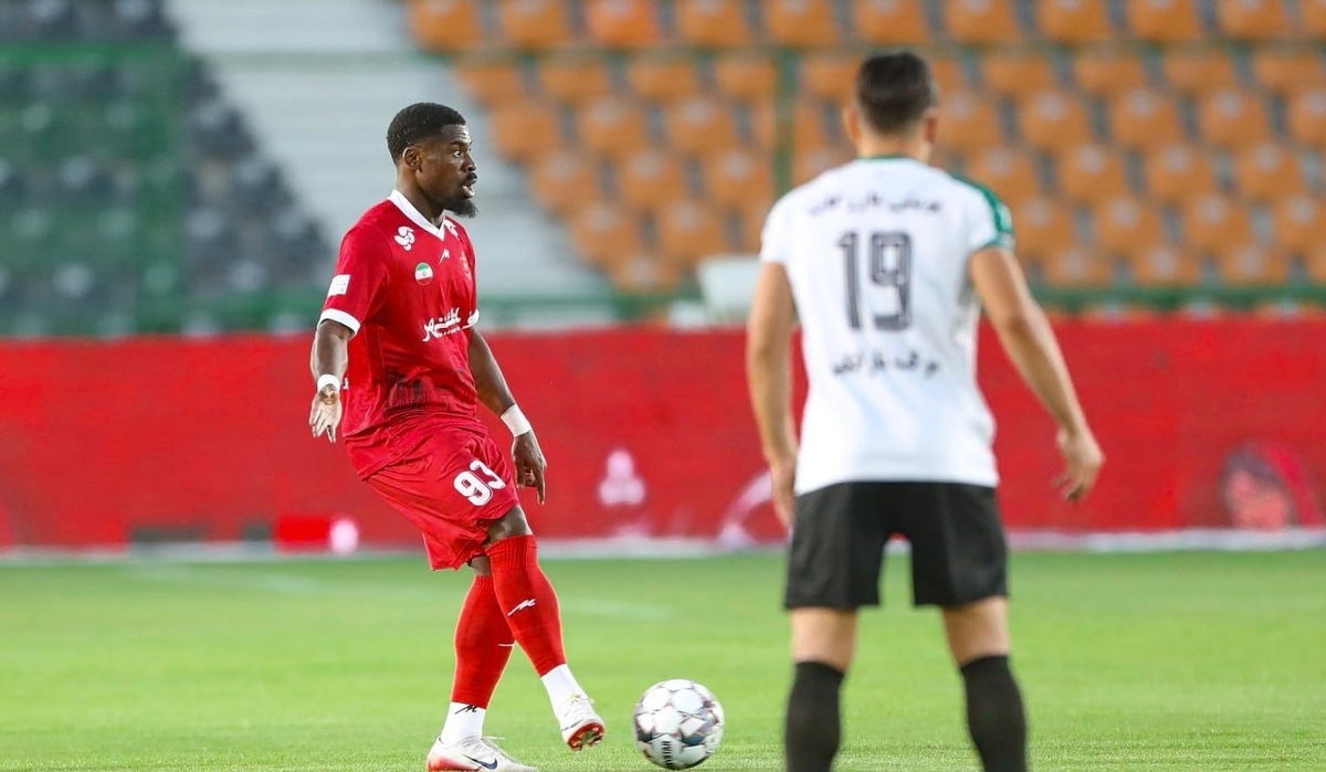 مدیر تیم پرسپولیس و بازیکن ساحل عاجی این تیم درگیری لفظی شدیدی با هم داشتند.