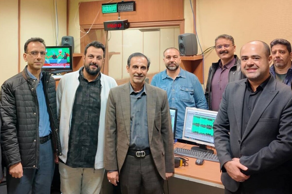 بازدید معاون صدا از استودیوهای رادیو همزمان با تحویل سال | برنامه&zwnj;سازان در شرایط جنگ رسانه&zwnj;ای به کار خود ادامه می&zwnj;دهند