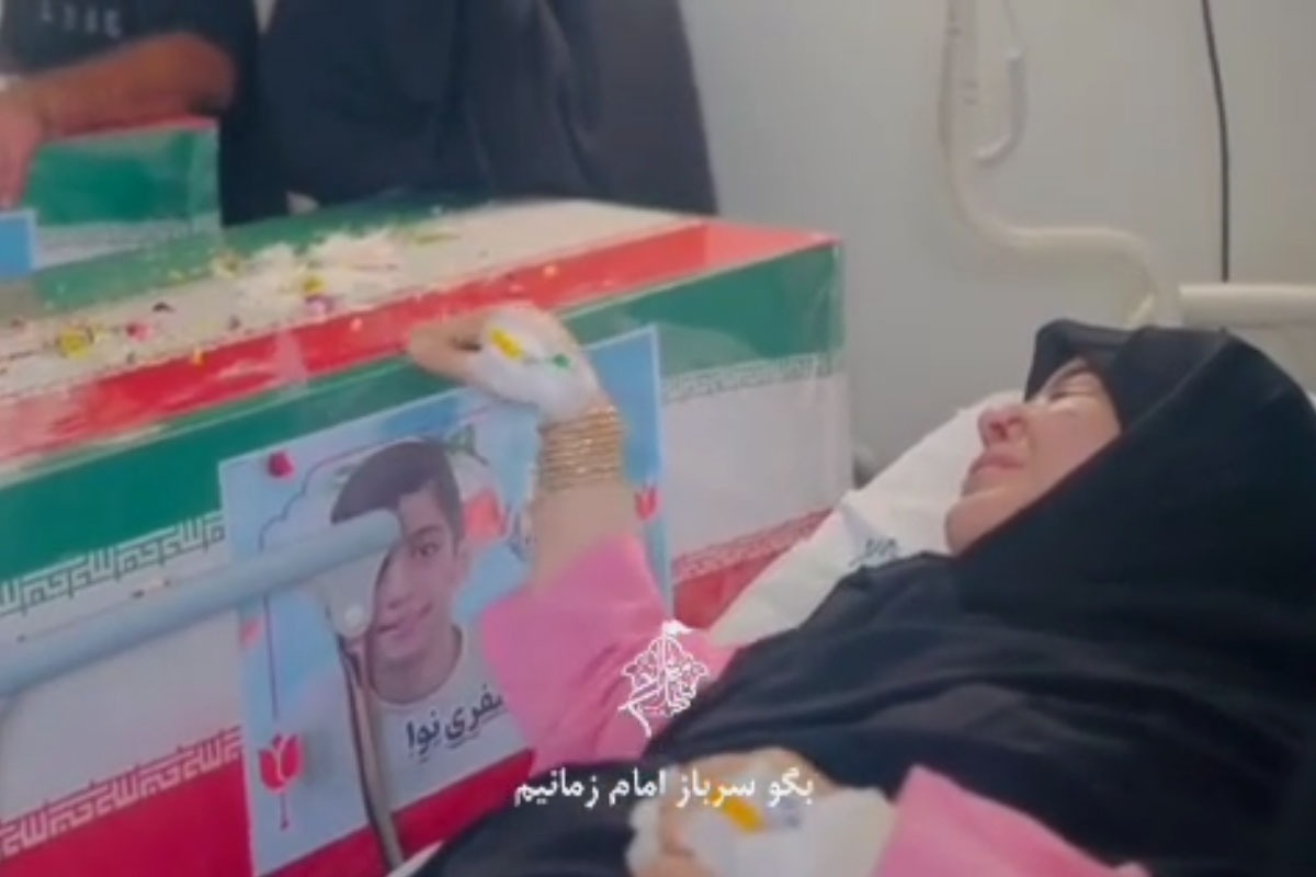 ویدیو | وداع جانسوزِ مادر مجروح با دو فرزند شهید خود