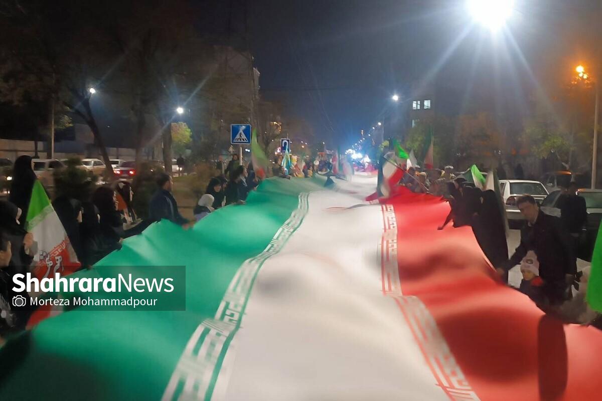 رونمایی از بزرگترین پرچم ایران در مشهد همزمان با روز جمهوری اسلامی + فیلم
