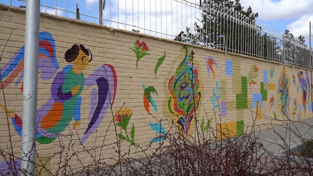 دیوارهایی که با دستان بانوی هنرمند مشهدی، جان گرفته است دیوارهایی که با دستان بانوی هنرمند مشهدی، جان گرفته است
