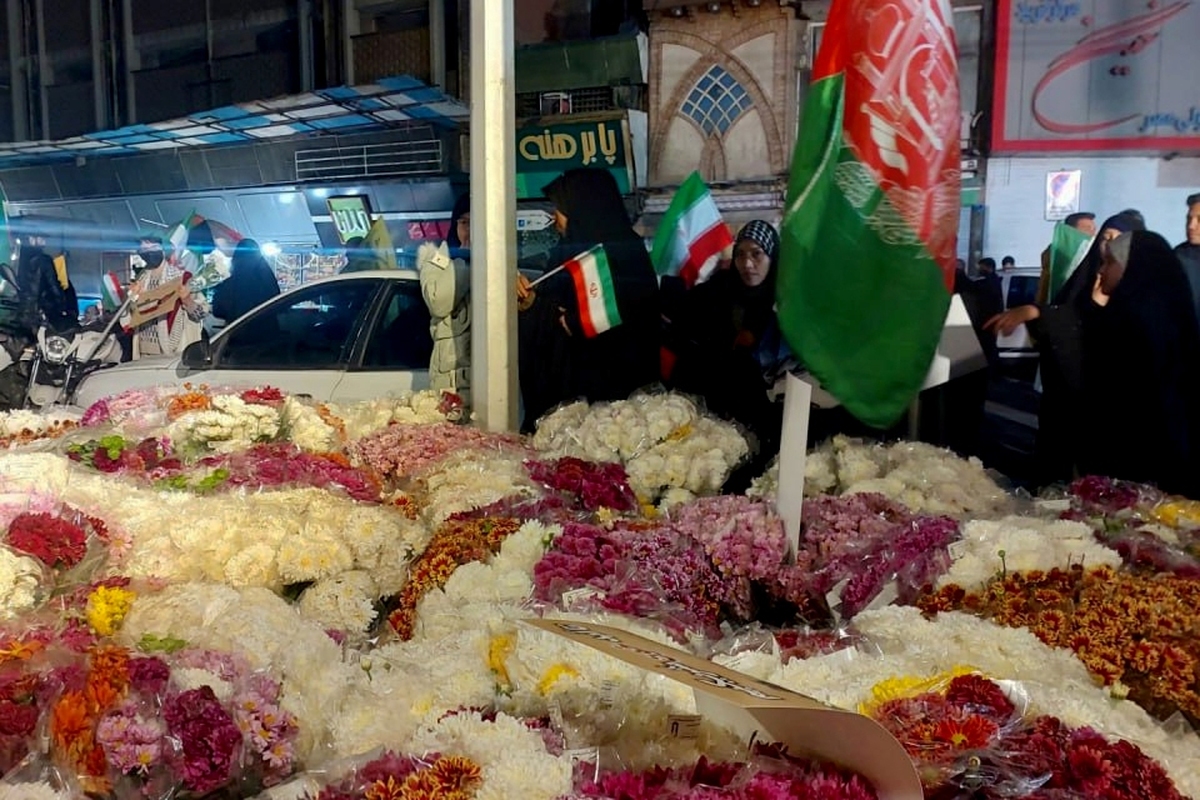 رسم خون شریکی | مهاجران افغانستانی ۲۰ هزار شاخه گل میان مردم تهران توزیع کردند