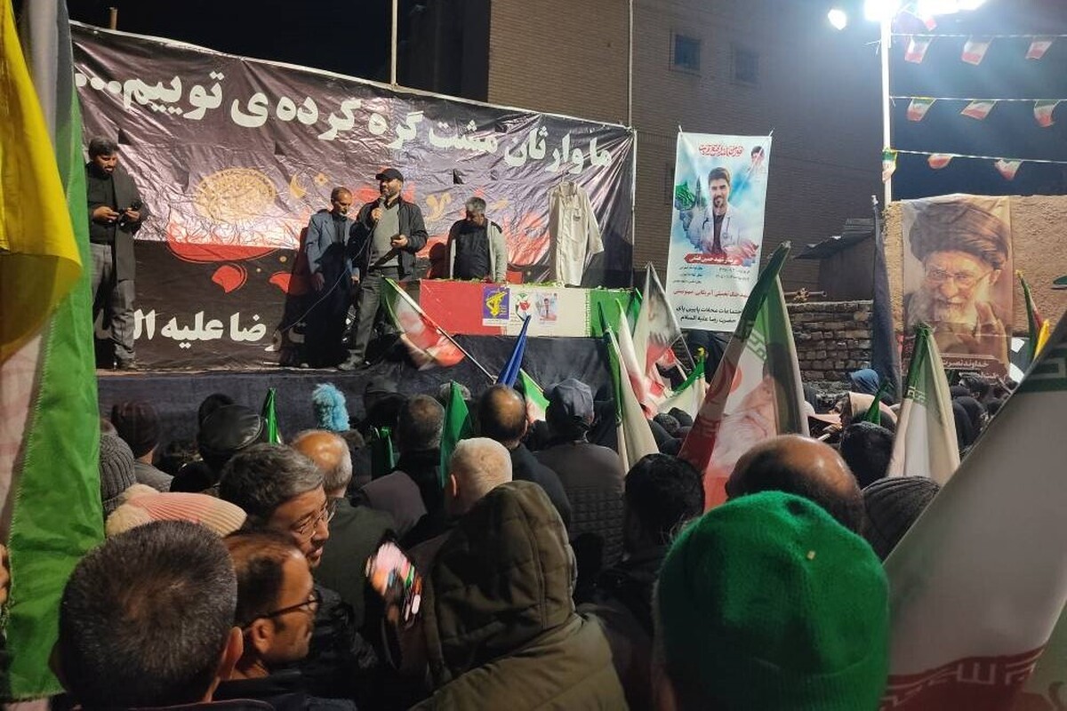 مراسم وداع با پیکر مطهر پرستار شهید &laquo;حسین عشقی&raquo; در مشهد برگزار شد | آیت&zwnj;الله علم&zwnj;الهدی: شهید &laquo;حسین عشقی&raquo; از همان اول در خط شهادت بوده است + فیلم