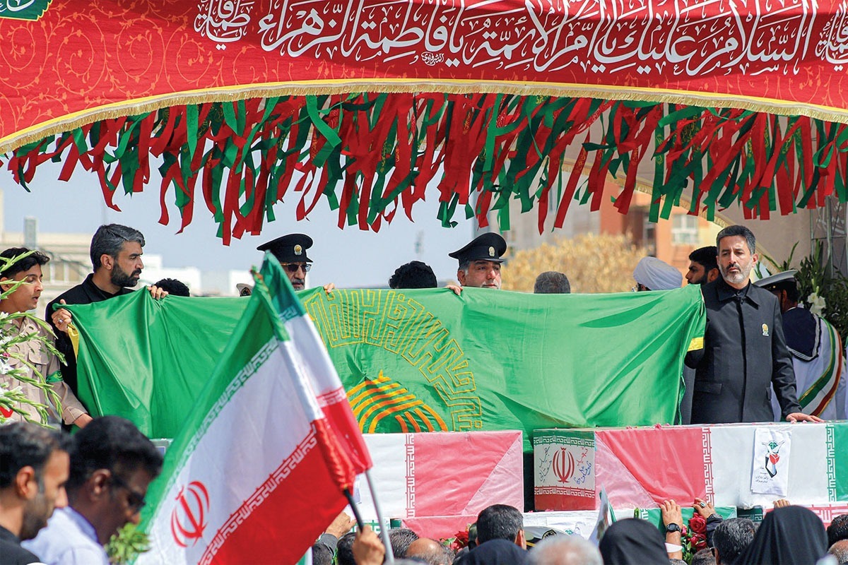 حضور کاروان خادمان رضوی با پرچم متبرک حرم امام رضا (ع) در مناطق جنگ زده | ایران، زیر سایه خورشید