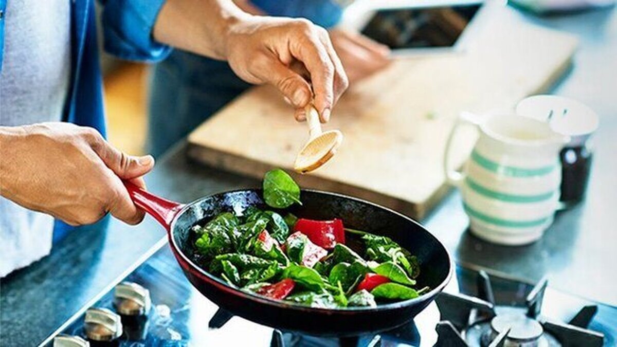 چرا کفگیر چوبی برای آشپزی بهتر است؟