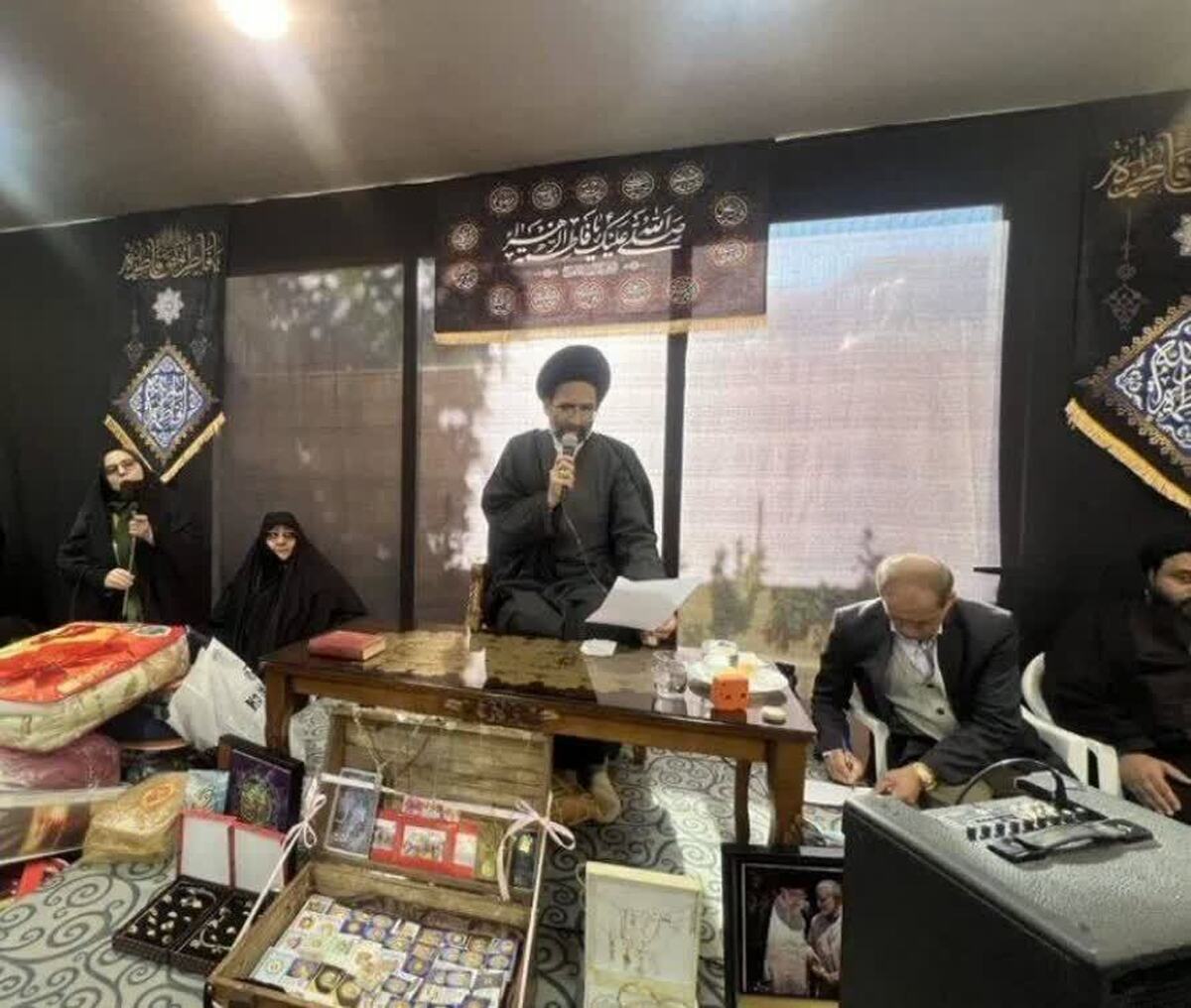 اهدای طلا و جواهرات جمعی از بانوان کاشانی در یک پویش ملی
