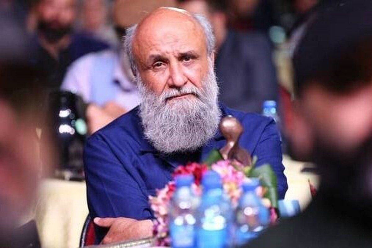 مسعود نجابتی: درحال طراحی سنگ مزار رهبر شهیدمان هستم