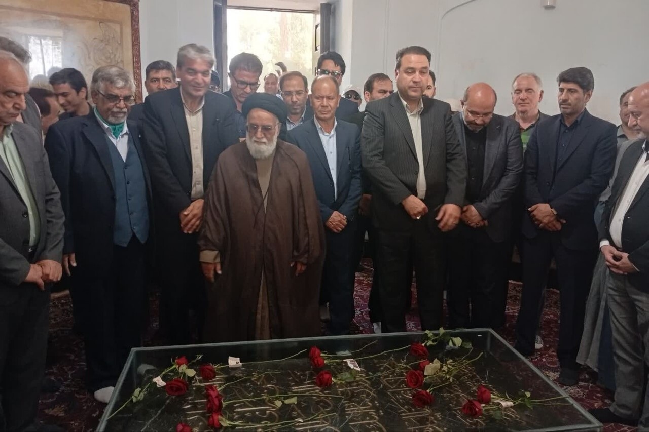 همزمان با روز ملی بزرگداشت عطار؛ آرامگاه این شاعر بزرگ گلباران شد + عکس