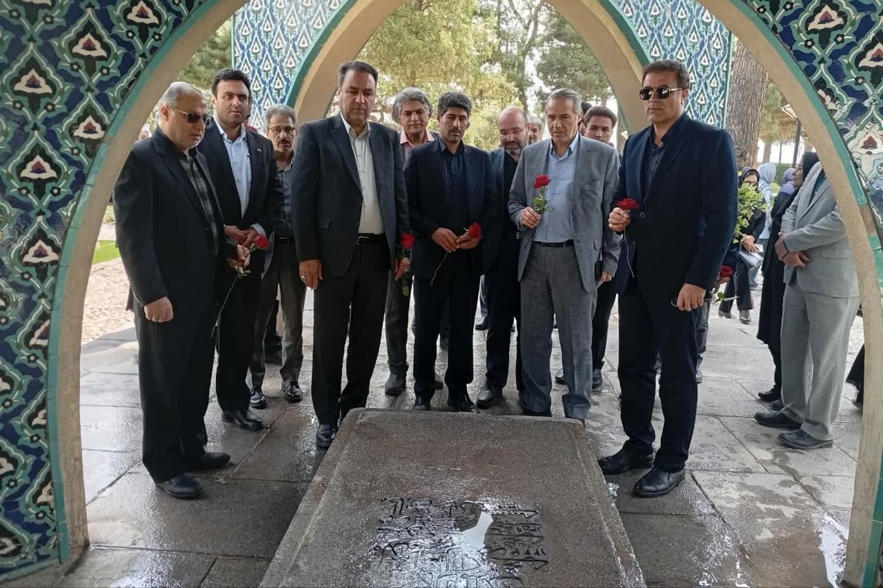 همزمان با روز ملی بزرگداشت عطار؛ آرامگاه این شاعر بزرگ گلباران شد + عکس