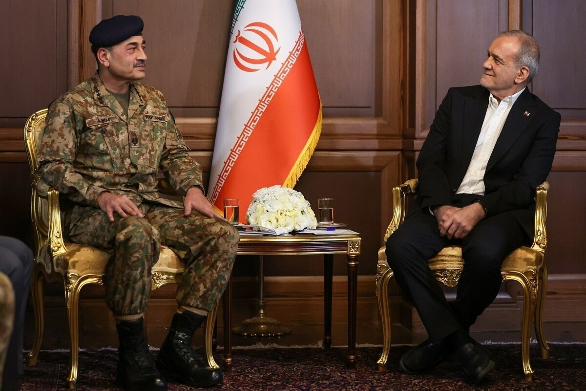 رئیس جمهور با فرمانده ارتش پاکستان دیدار کرد + عکس (۲۷ فروردین ۱۴۰۵)