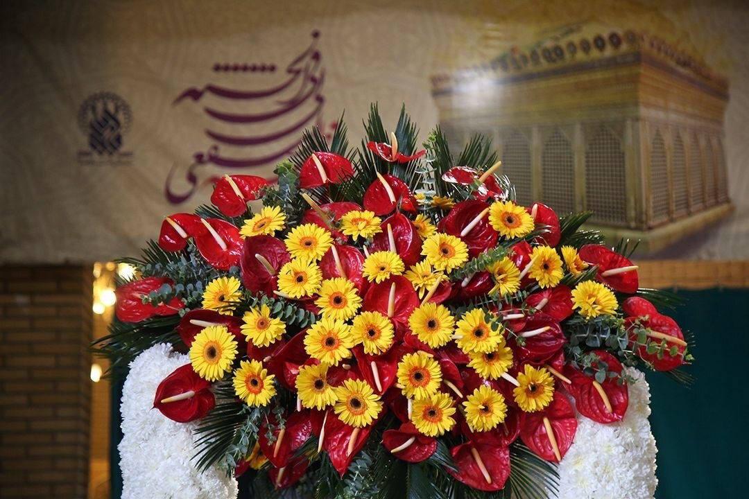 گل آرایی ضریح مطهر حضرت معصومه سلام الله علیها گل آرایی ضریح مطهر حضرت معصومه سلام الله علیها