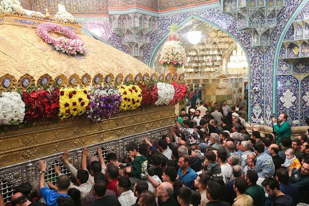 گل آرایی ضریح مطهر حضرت معصومه سلام الله علیها گل آرایی ضریح مطهر حضرت معصومه سلام الله علیها