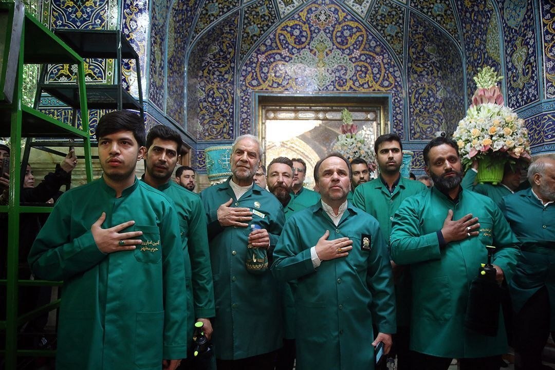 گل آرایی ضریح مطهر حضرت معصومه سلام الله علیها گل آرایی ضریح مطهر حضرت معصومه سلام الله علیها