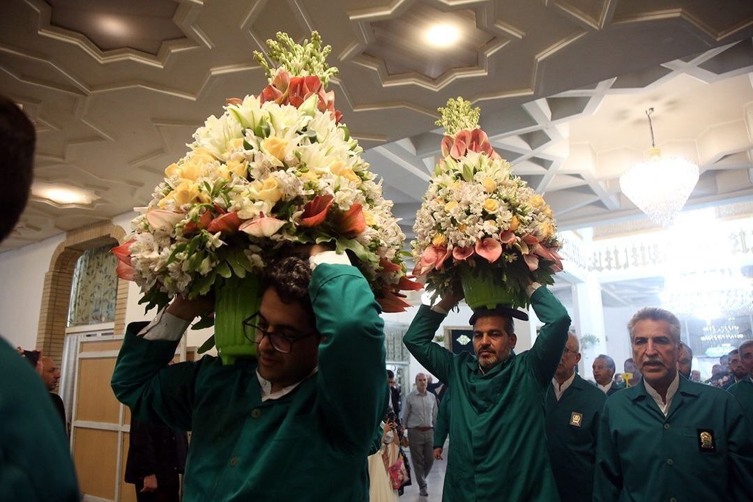 گل آرایی ضریح مطهر حضرت معصومه سلام الله علیها گل آرایی ضریح مطهر حضرت معصومه سلام الله علیها