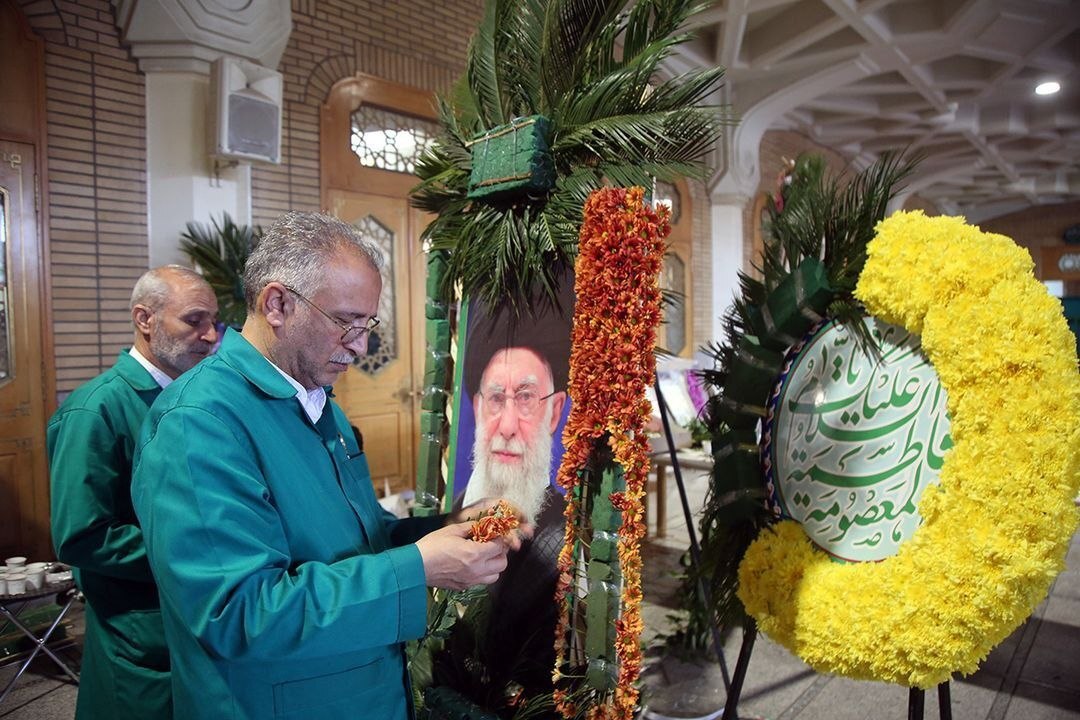 گل آرایی ضریح مطهر حضرت معصومه سلام الله علیها گل آرایی ضریح مطهر حضرت معصومه سلام الله علیها