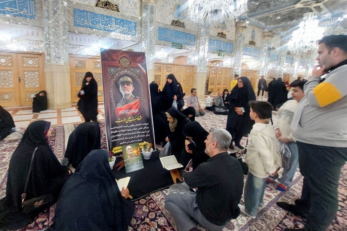 حضور زائران رضوی در کنار مزار سردار سرلشگر شهید محمد شیرازی