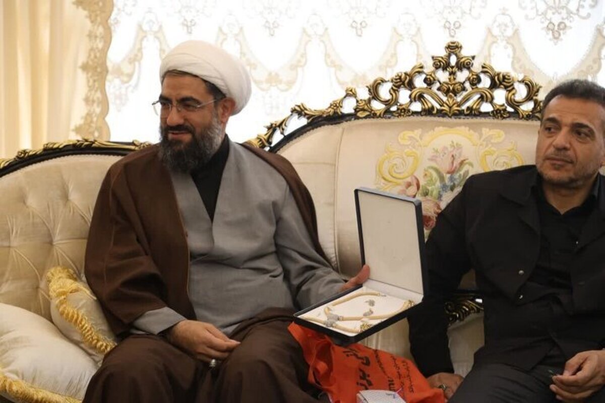 اهدای طلا به جبهه مقاومت توسط همسر جانباز همدانی