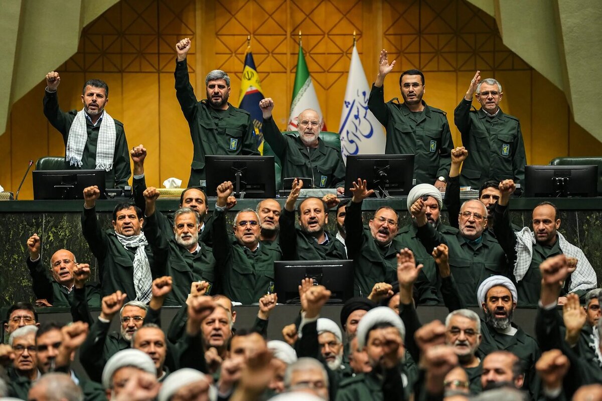 مجلس: دفاع مقدس تا پشیمان&zwnj;سازی قطعی دشمن ادامه پیدا کند