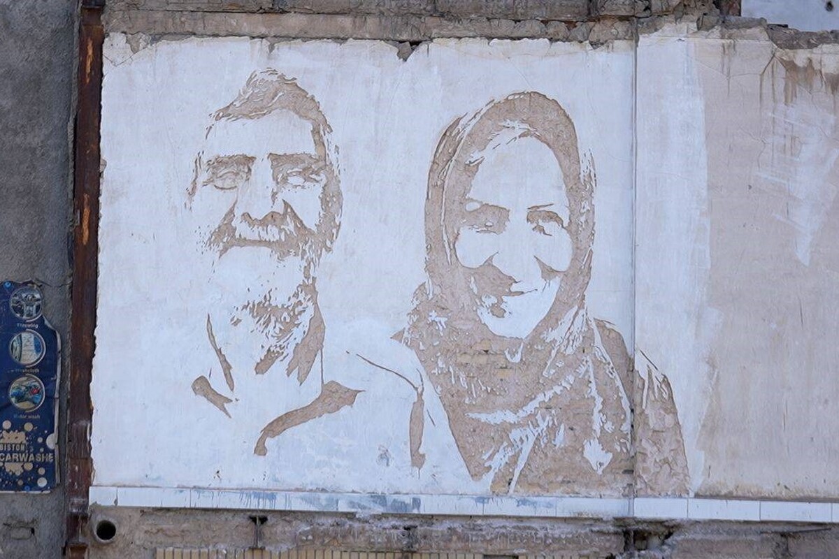 ترسیم چهره&zwnj;های قدیمی بر دیوارهای فرسوده محله آبکوه مشهد | استفاده از تکنیک کنده&zwnj;کاری برای نخستین بار در کشور