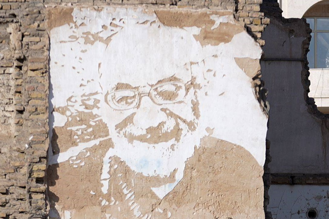 ترسیم چهره‌های قدیمی بر دیوارهای فرسوده محله آبکوه | استفاده از تکنیک کنده‌کاری برای نخستین بار در کشور