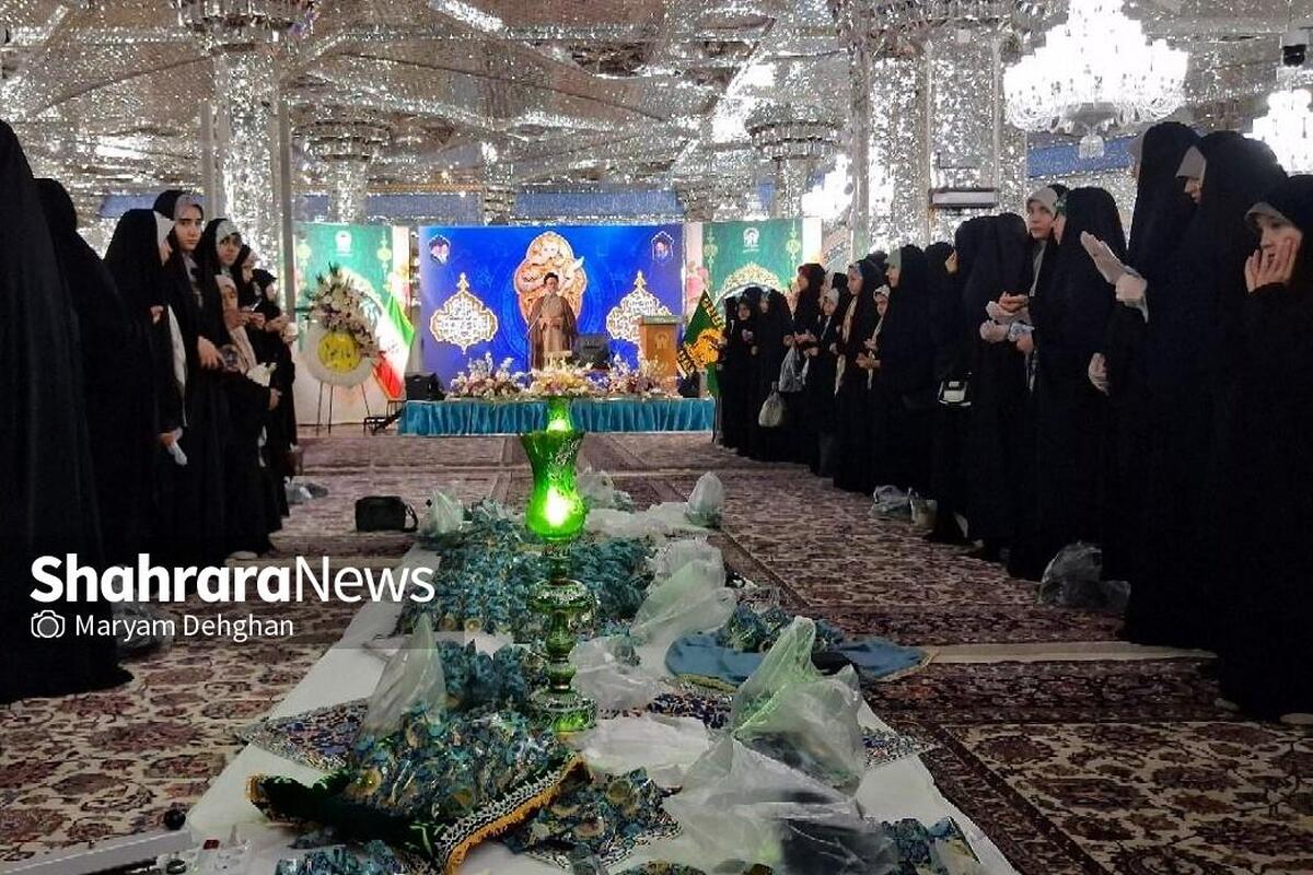 دختران خورشید | دختران نوجوان در مراسم معنوی بسته&zwnj;بندی نبات متبرک پای سفره امام رضا (ع) نشستند